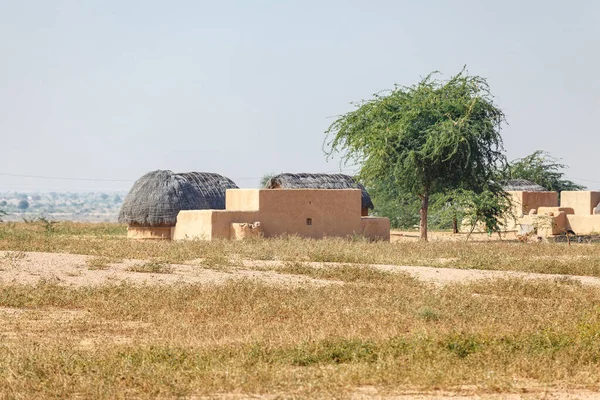 インド ラジャスタン州ジャイサルマー近郊のサール砂漠にある小さな小屋 — ストック写真
