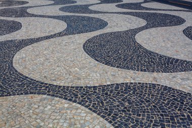 Copacabana, Rio de Janeiro, Brezilya, Güney Amerika 'daki meşhur kaldırımın siyah beyaz desenleri.