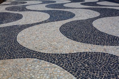Copacabana, Rio de Janeiro, Brezilya, Güney Amerika 'daki meşhur kaldırımın siyah beyaz desenleri.