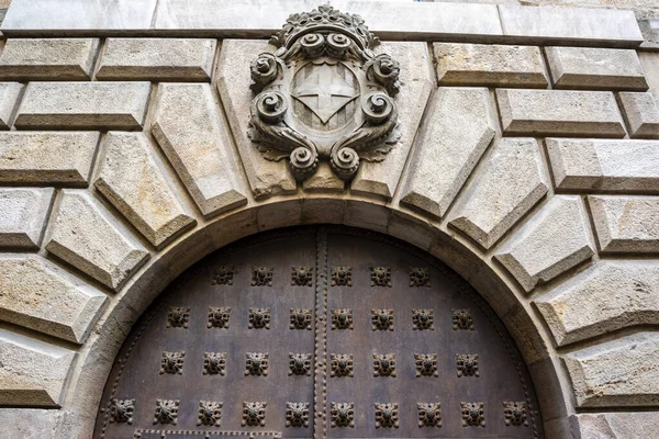 Facade Old Building Coat Arms Cross Gothic Quarter Barcelona Catalonia — Stock Photo, Image