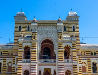 Tiflis, Gürcistan 'daki Rustaveli Bulvarı' ndaki Gürcistan Ulusal Opera ve Bale Tiyatrosu 'nun dışı.