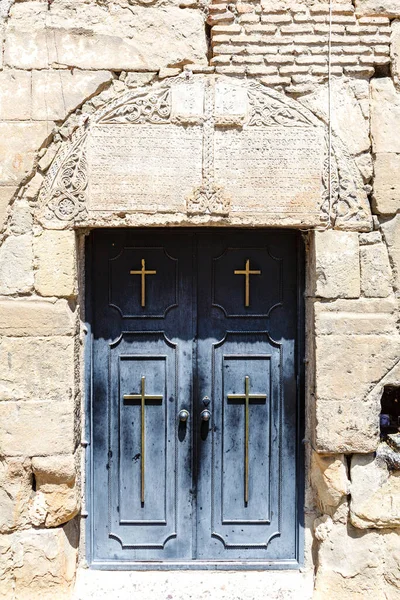 トビリシ ジョージア ヨーロッパの聖ミハイル テレリ教会の古い壁の灰色の扉 — ストック写真