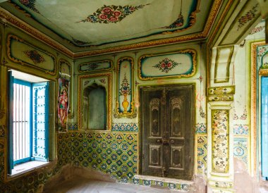 Madawa, Rajasthan, Hindistan ve Asya 'da eski bir haveli' nin zengin iç dekorasyonu.