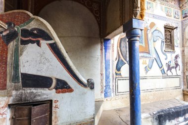 Mandawa, Rajasthan, Hindistan ve Asya 'da eski bir havalinin fil duvar resmiyle yüz yüze.