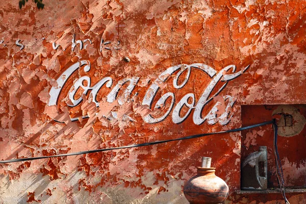 インド ラジャスタン州 アジアの古い赤い壁に描かれたヴィンテージコカ コーラのロゴ — ストック写真