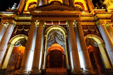 Geceleri Salta 'daki San Francisco kilisesinin dışında aydınlanıyor. Arjantin, Güney Amerika