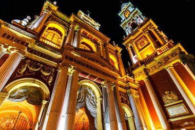 Geceleri Salta 'daki San Francisco kilisesinin dışında aydınlanıyor. Arjantin, Güney Amerika