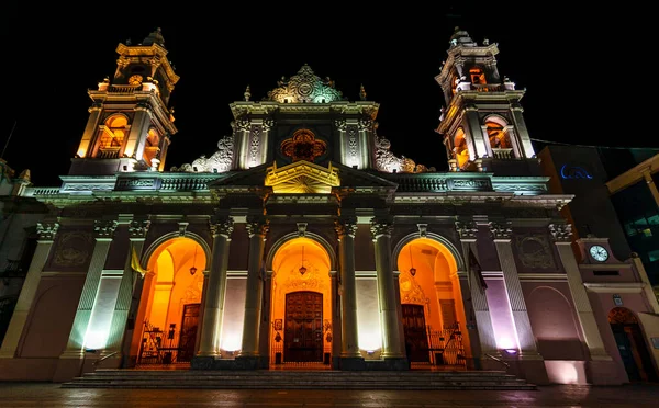 晚上在阿根廷萨尔塔的萨尔塔大教堂 Catedral Baslica Salta 明亮的立面 — 图库照片