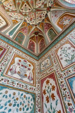 Amber Kalesi 'nin, Jaipur' un, Rajasthan 'ın, Hindistan' ın, Asya 'nın zengin dekore edilmiş dış yüzeyi.