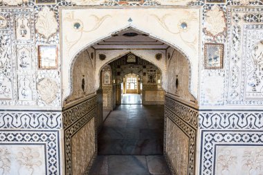 Jaipur, Rajasthan, Hindistan ve Asya 'daki Amber kalesinin zengin dekore edilmiş iç kısımları.