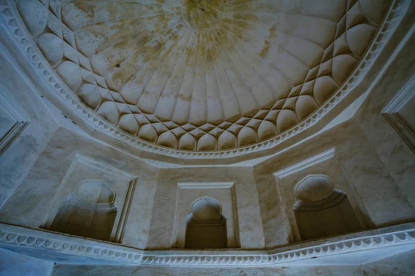 Jaipur, Rajasthan, Hindistan ve Asya 'daki Amber kalesinin zengin dekore edilmiş iç kısımları.