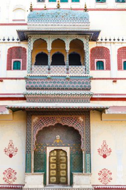 Jaipur, Rajasthan, Hindistan, Asya 'daki şehir sarayının zengin süslü kapısı