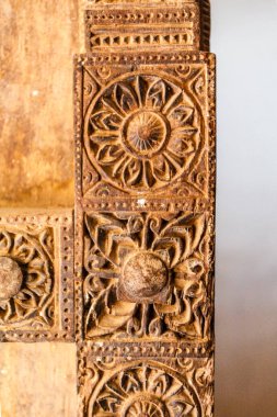 Ahşap oymalı eski bir ahşap kapıyı kapat, Jaipur şehri pa