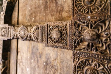 Ahşap oymalı eski bir ahşap kapıyı kapat, Jaipur şehri pa