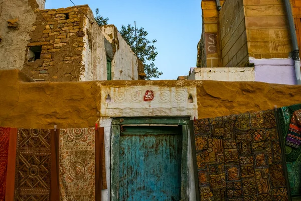 Gammal Grön Dörr Och Mattor Jaisalmer Fästning Jaisalmer Rajasthan Indien — Stockfoto