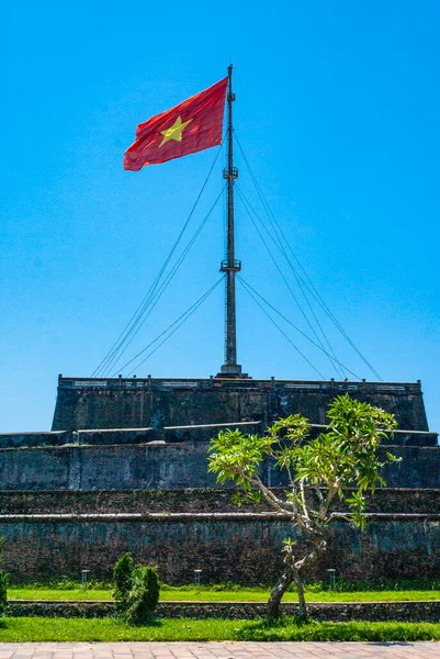 Vietnamská Vlajka Vchodu Imperial City Hue Vietnam Asie — Stock fotografie