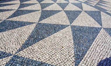 Lizbon, Portekiz, Avrupa 'da bir meydanda siyah ve beyaz üçgen şekilli bir asma.