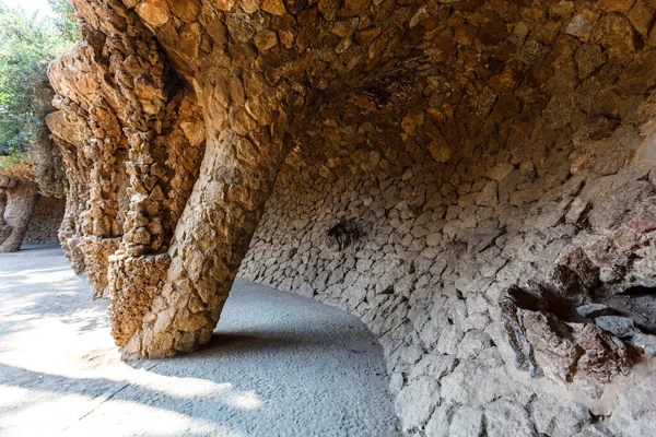 Parc Guell的岩石拱廊 由Antoni Gaudi设计 巴塞罗那 西班牙加泰罗尼亚 — 图库照片