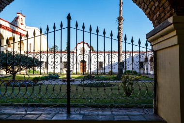 Salta, Arjantin, Güney Amerika 'daki San Francisco kilisesinin avlusu.