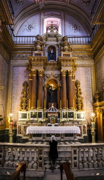 Una Mujer Está Orando Altar Iglesia San Francisco Salta Argentina — Foto de Stock