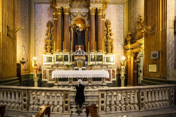 Una Mujer Está Orando Altar Iglesia San Francisco Salta Argentina — Foto de Stock