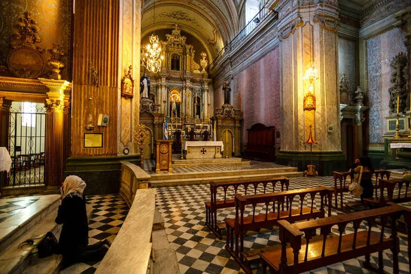 Une Femme Prie Autel Église San Francisco Salta Argentine Amérique — Photo