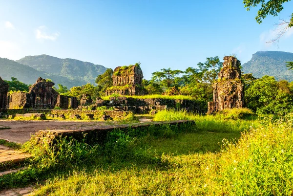 私の息子の古い荒廃したヒンズー教の寺院 世界遺産 ホイアン ベトナム アジア — ストック写真