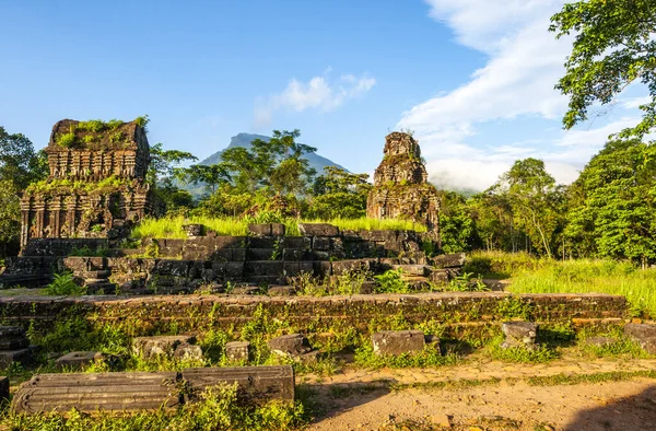 私の息子の古い荒廃したヒンズー教の寺院 世界遺産 ホイアン ベトナム アジア — ストック写真