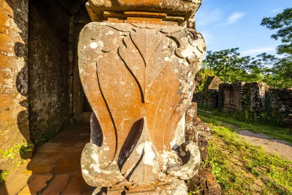 Rijk Versierde Pilaar Van Een Oude Verwoeste Hindoetempel Mijn Zoon — Stockfoto