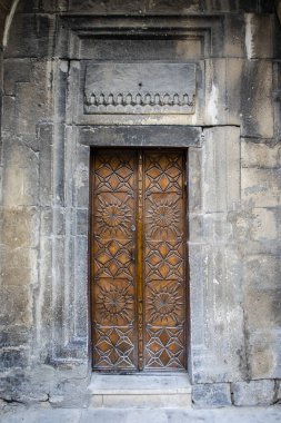 Azerbaycan 'ın Bakü kentindeki bir evin eski kapısı (Unesco Dünya Mirası Alanı)