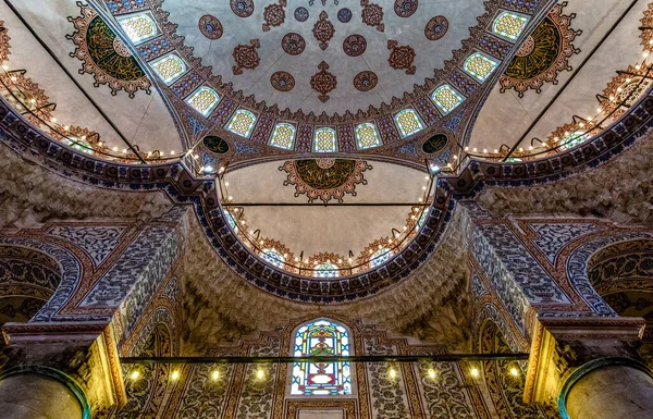 イスタンブール トルコ ヨーロッパのスルタン アフマドまたはブルーモスクの豊かな装飾されたインテリア — ストック写真