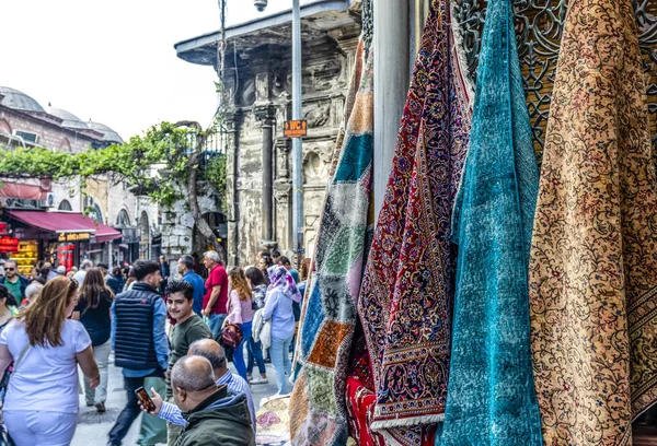 土耳其伊斯坦布尔大集市上出售的彩色手工地毯 — 图库照片