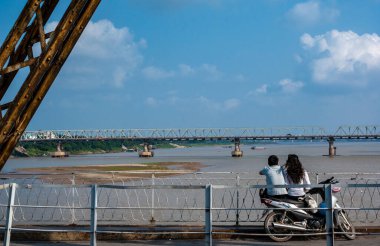 Eski demir Bien Köprüsü (eski Paul Doumer Köprüsü) Hanoi, Vietnam, Asya 'daki Kızıl Nehir' in karşısında