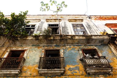 Havana, Küba, Kuzey Amerika 'nın tarihi çeyreğindeki eski bir sömürge binasının cephesi