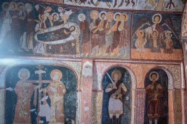 Goreme, Capadoccia, Anadolu 'daki bir mağara kilisesi olan St. Jean Kilisesi' nin (Karsi Kilise) zengin donanımlı iç mekanı - Türkiye