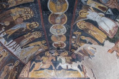 Goreme, Capadoccia, Anadolu 'daki bir mağara kilisesi olan St. Jean Kilisesi' nin (Karsi Kilise) zengin donanımlı iç mekanı - Türkiye