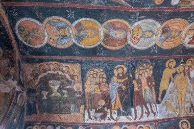 Goreme, Capadoccia, Anadolu 'daki bir mağara kilisesi olan St. Jean Kilisesi' nin (Karsi Kilise) zengin donanımlı iç mekanı - Türkiye