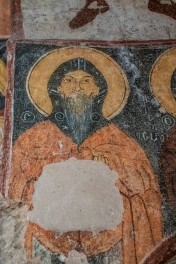 Goreme, Capadoccia, Anadolu 'daki bir mağara kilisesi olan St. Jean Kilisesi' nin (Karsi Kilise) zengin donanımlı iç mekanı - Türkiye