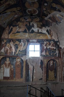 Goreme, Capadoccia, Anadolu 'daki bir mağara kilisesi olan St. Jean Kilisesi' nin (Karsi Kilise) zengin donanımlı iç mekanı - Türkiye