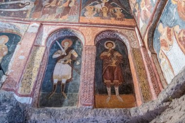 Goreme, Capadoccia, Anadolu 'daki bir mağara kilisesi olan St. Jean Kilisesi' nin (Karsi Kilise) zengin donanımlı iç mekanı - Türkiye