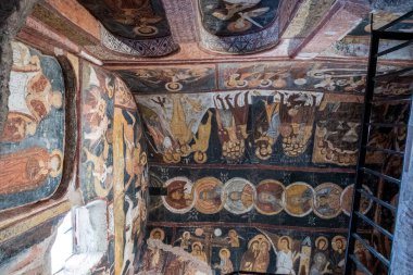 Goreme, Capadoccia, Anadolu 'daki bir mağara kilisesi olan St. Jean Kilisesi' nin (Karsi Kilise) zengin donanımlı iç mekanı - Türkiye