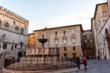 Piazza IV Novembre 'nin merkezine yerleştirilen Ortaçağ heykelinin bir başyapıtı olan Fontana Maggiore, Perugia, Umbria, İtalya ve Avrupa kentinin simgesi.