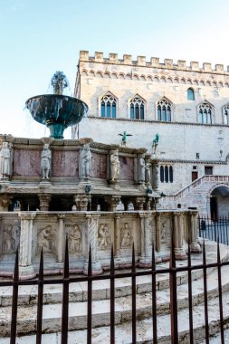 Piazza IV Novembre 'nin merkezine yerleştirilen Ortaçağ heykelinin bir başyapıtı olan Fontana Maggiore, Perugia, Umbria, İtalya ve Avrupa kentinin simgesi.