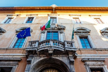 Perugia, Umbria, İtalya ve Avrupa 'nın tarihi merkezindeki eski bir şehir sarayının dışında.