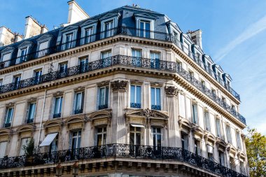 Paris, Fransa ve Avrupa 'nın merkezindeki Paris apartmanlarına bak