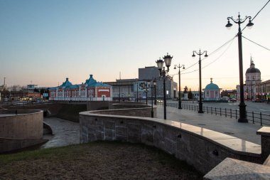 Akşamları Tomsk şehrinin merkezi..