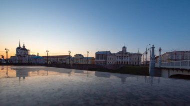 Akşamları Tomsk şehrinin merkezi..