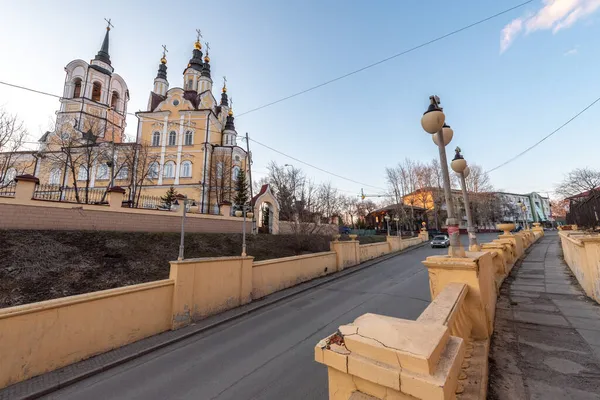 Tomsk Şehrindeki Diriliş Kilisesi Nin Yanındaki Yol — Stok fotoğraf