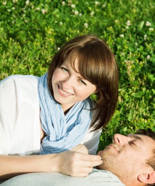 yakışıklı adam kucaklayan mutlu bir genç kadın