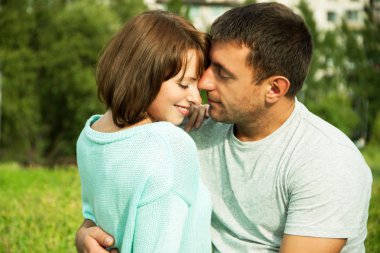 aşık çift kucaklayan